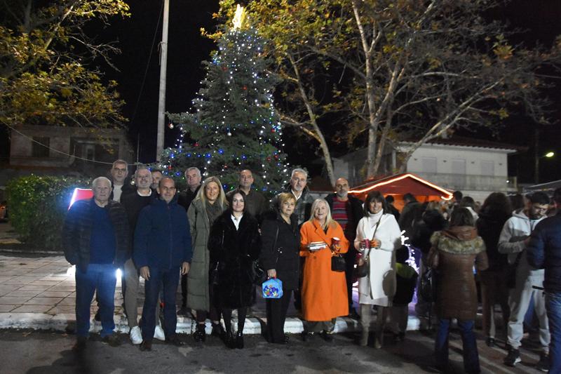 Φωταγωγήθηκε το Χριστουγεννιάτικο Δέντρο στην Ειρηνούπολη